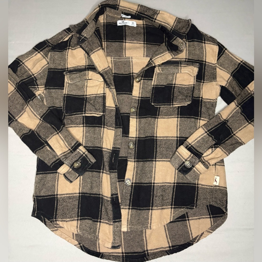 Hollister Boyfriend Fit XS Plaid Button-Up Shirt in Black and Tan